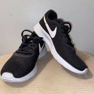 Nike Tanjun Sneaker